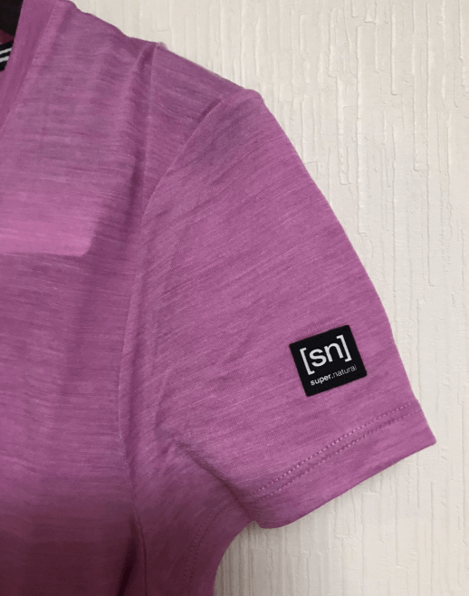 ピンクTの袖にもSNのロゴがある